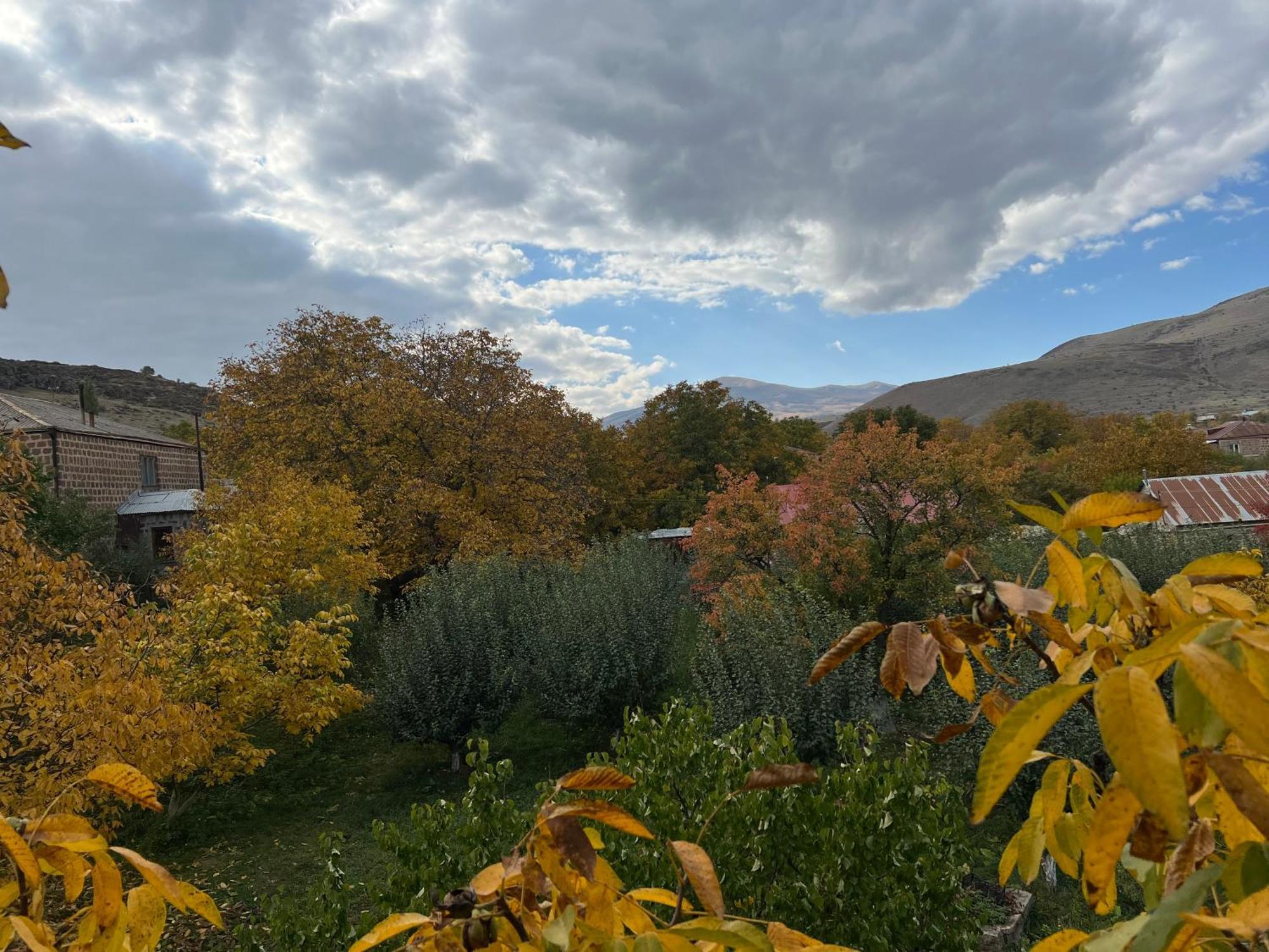 Zove Rural Cottage With Garden Views K'arashamb Bagian luar foto